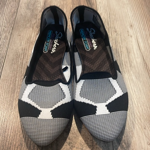 Chic Black and White Women's Slip-On Shoes - Picture 2 of 5